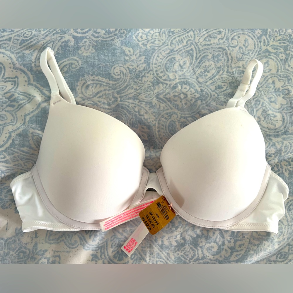 (BRAND NEW) WHITE VICTORIAS SECRET BRA